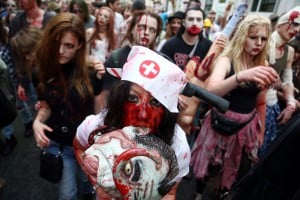 zombie flash mob mit kostümierten menschen